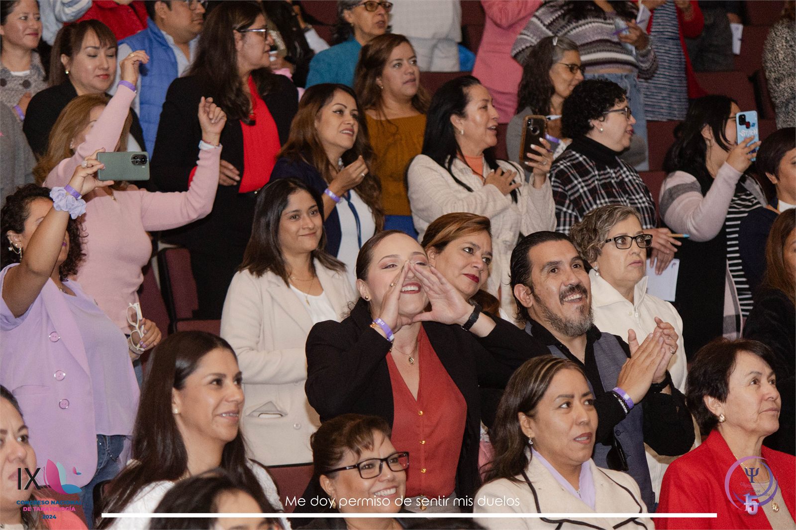 Público de pie aplaudiendo y animando durante el IX congreso