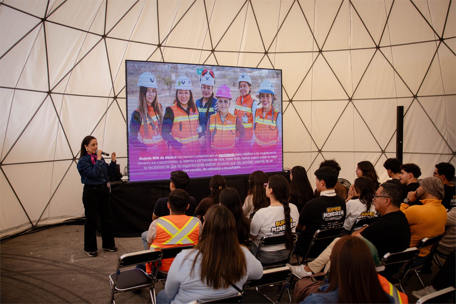 Presentación de Mujeres WIM ante jóvenes en el domo de la FENAZA