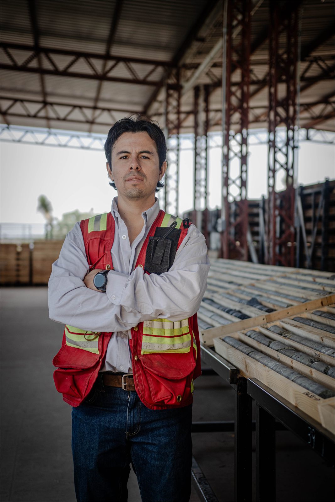 Retrato con chaleco de seguridad en el almacén de núcleos de perforación