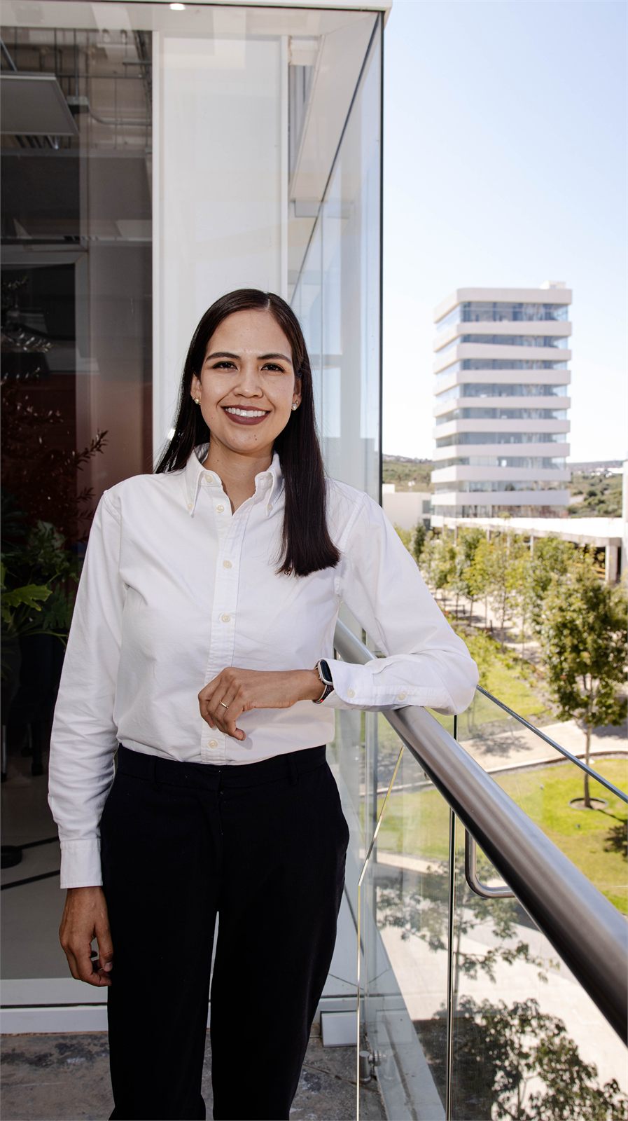 Retrato corporativo en el balcón de las oficinas, con vista a la ciudad